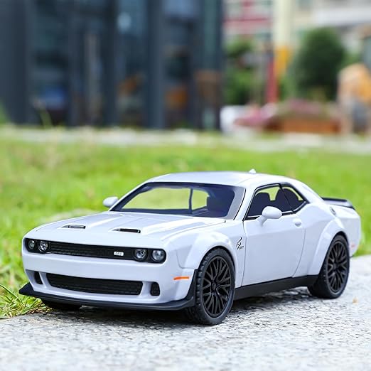 1:32 Die-Cast Dodge Challenger Model Car – Pull Back with Lights & Sounds